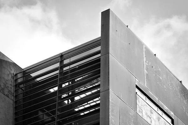 现代化建筑 外立面锈迹斑斑 黑色和白色 — 图库照片