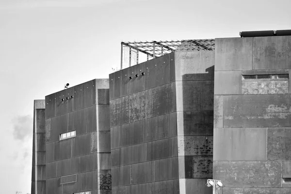 Edifício Moderno Com Fachada Enferrujada Exteriores Preto Branco — Fotografia de Stock