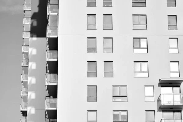 Moderne Flatgebouwen Een Zonnige Dag Met Een Blauwe Lucht Gevel — Stockfoto