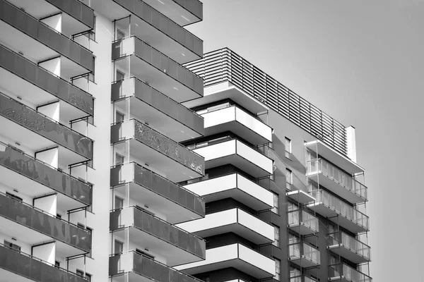 Moderne Flatgebouwen Een Zonnige Dag Met Een Blauwe Lucht Gevel — Stockfoto