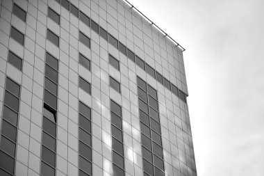 Modern ofis binası cephe parçası. Cam duvar soyut tekstürlü dış. Siyah ve beyaz.