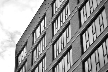 Modern ofis binası cephe parçası. Cam duvar soyut tekstürlü dış. Siyah ve beyaz.