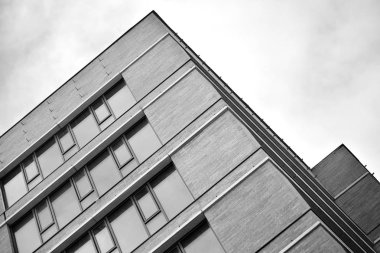 Modern ofis binası cephe parçası. Cam duvar soyut tekstürlü dış. Siyah ve beyaz.