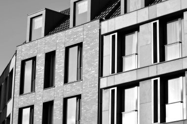 Modern apartmanlar mavi gökyüzü güneşli bir günde. Modern bir apartman cephe. Siyah ve beyaz.