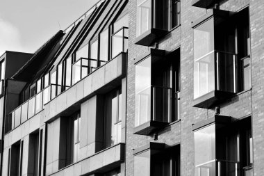 Modern apartmanlar mavi gökyüzü güneşli bir günde. Modern bir apartman cephe. Siyah ve beyaz.