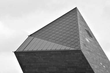 Modern ofis binası cephe parçası. Cam duvar soyut tekstürlü dış. Siyah ve beyaz.