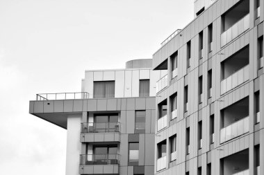 Modern apartmanlar mavi gökyüzü güneşli bir günde. Modern bir apartman cephe. Siyah ve beyaz.
