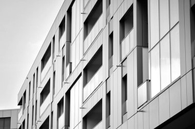 Modern apartmanlar mavi gökyüzü güneşli bir günde. Modern bir apartman cephe. Siyah ve beyaz.