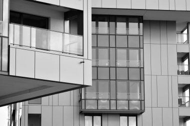 Modern apartmanlar mavi gökyüzü güneşli bir günde. Modern bir apartman cephe. Siyah ve beyaz.