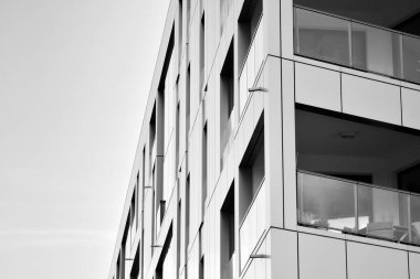 Modern apartmanlar mavi gökyüzü güneşli bir günde. Modern bir apartman cephe. Siyah ve beyaz.