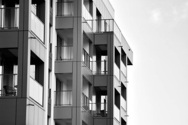 Modern apartmanlar mavi gökyüzü güneşli bir günde. Modern bir apartman cephe. Siyah ve beyaz.