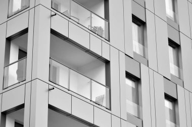 Modern apartmanlar mavi gökyüzü güneşli bir günde. Modern bir apartman cephe. Siyah ve beyaz.