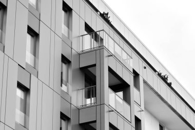 Modern apartmanlar mavi gökyüzü güneşli bir günde. Modern bir apartman cephe. Siyah ve beyaz.