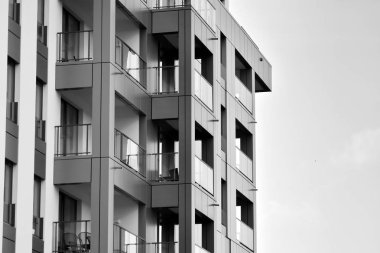 Modern apartmanlar mavi gökyüzü güneşli bir günde. Modern bir apartman cephe. Siyah ve beyaz.