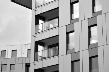 Modern apartmanlar mavi gökyüzü güneşli bir günde. Modern bir apartman cephe. Siyah ve beyaz.