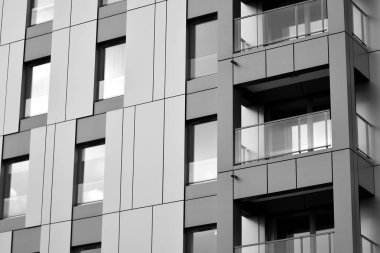 Modern apartmanlar mavi gökyüzü güneşli bir günde. Modern bir apartman cephe. Siyah ve beyaz.