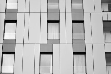 Modern apartmanlar mavi gökyüzü güneşli bir günde. Modern bir apartman cephe. Siyah ve beyaz.