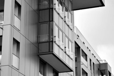 Modern apartmanlar mavi gökyüzü güneşli bir günde. Modern bir apartman cephe. Siyah ve beyaz.