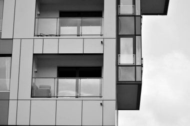 Modern apartmanlar mavi gökyüzü güneşli bir günde. Modern bir apartman cephe. Siyah ve beyaz.