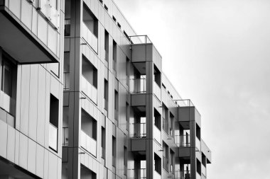 Modern apartmanlar mavi gökyüzü güneşli bir günde. Modern bir apartman cephe. Siyah ve beyaz.