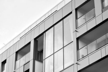 Modern apartmanlar mavi gökyüzü güneşli bir günde. Modern bir apartman cephe. Siyah ve beyaz.