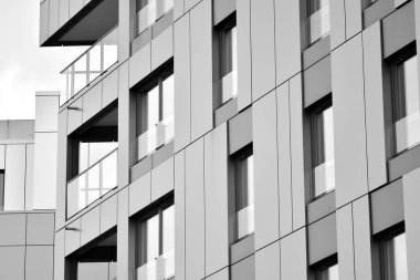 Modern apartmanlar mavi gökyüzü güneşli bir günde. Modern bir apartman cephe. Siyah ve beyaz.