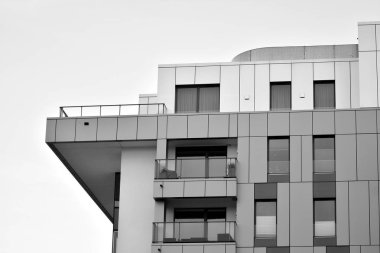 Modern apartmanlar mavi gökyüzü güneşli bir günde. Modern bir apartman cephe. Siyah ve beyaz.