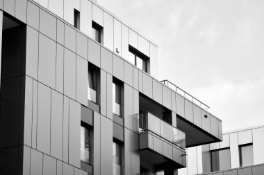 Modern apartmanlar mavi gökyüzü güneşli bir günde. Modern bir apartman cephe. Siyah ve beyaz.