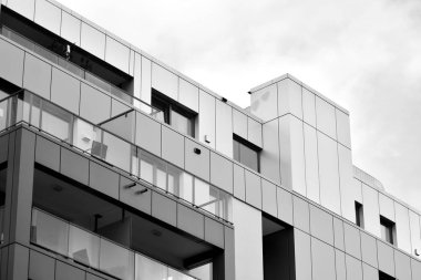 Modern apartmanlar mavi gökyüzü güneşli bir günde. Modern bir apartman cephe. Siyah ve beyaz.