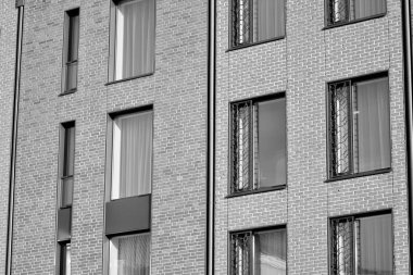 Modern apartmanlar mavi gökyüzü güneşli bir günde. Modern bir apartman cephe. Siyah ve beyaz.