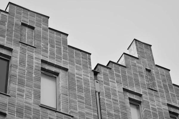 Nowoczesne Budynki Mieszkalne Słoneczny Dzień Błękitnego Nieba Fasada Nowoczesnego Apartamentowca — Zdjęcie stockowe