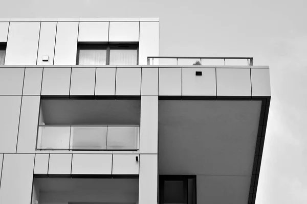 现代公寓楼在阳光明媚的日子与蓝天 现代化公寓楼的门面 黑色和白色 — 图库照片