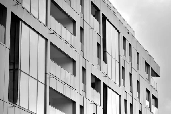 Nowoczesne Budynki Mieszkalne Słoneczny Dzień Błękitnego Nieba Fasada Nowoczesnego Apartamentowca — Zdjęcie stockowe