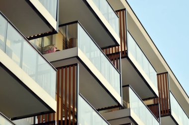 Çağdaş mimarinin soyut parçası, camdan ve betondan yapılmış duvarlar..