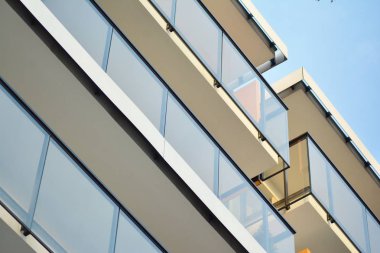 Çağdaş mimarinin soyut parçası, camdan ve betondan yapılmış duvarlar..