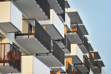 Çağdaş mimarinin soyut parçası, camdan ve betondan yapılmış duvarlar..