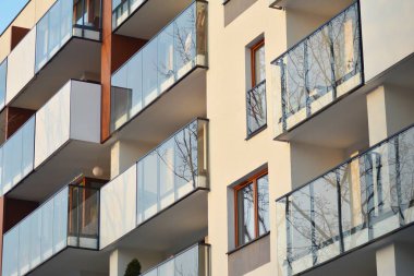 Çağdaş mimarinin soyut parçası, camdan ve betondan yapılmış duvarlar..