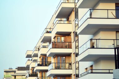 Çağdaş mimarinin soyut parçası, camdan ve betondan yapılmış duvarlar..