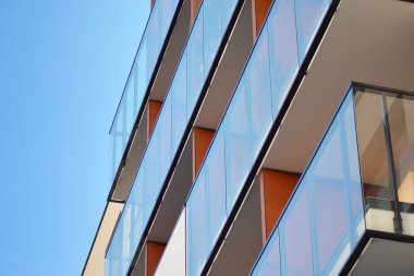 Çağdaş mimarinin soyut parçası, camdan ve betondan yapılmış duvarlar..
