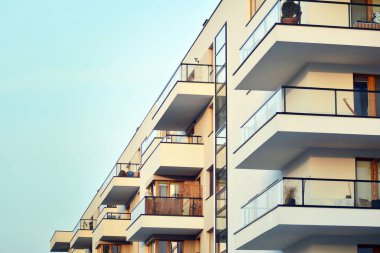 Çağdaş mimarinin soyut parçası, camdan ve betondan yapılmış duvarlar..