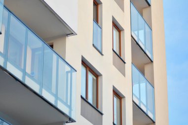 Çağdaş mimarinin soyut parçası, camdan ve betondan yapılmış duvarlar..