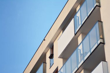 Çağdaş mimarinin soyut parçası, camdan ve betondan yapılmış duvarlar..