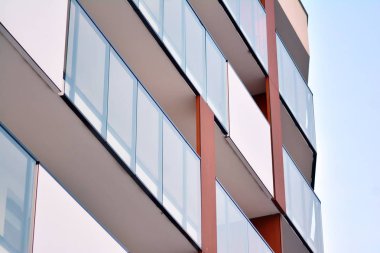 Çağdaş mimarinin soyut parçası, camdan ve betondan yapılmış duvarlar..