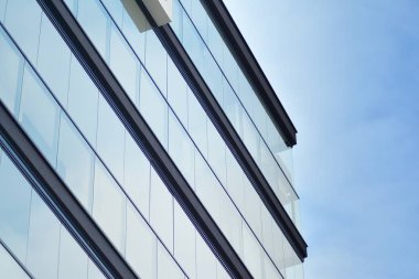 Çağdaş mimarinin soyut parçası, camdan ve betondan yapılmış duvarlar..