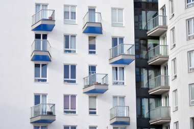 Çağdaş mimarinin soyut parçası, camdan ve betondan yapılmış duvarlar..