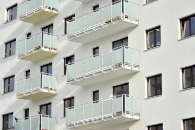 Çağdaş mimarinin soyut parçası, camdan ve betondan yapılmış duvarlar..