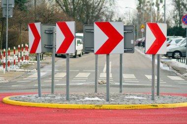 Trafik Roundabout işaretleri, yol ve işaretleri