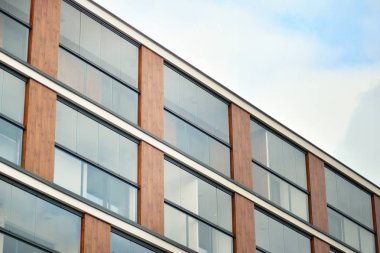 Çağdaş mimarinin soyut parçası, camdan ve betondan yapılmış duvarlar..