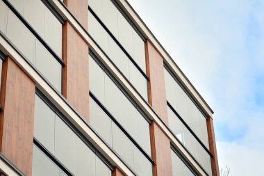 Çağdaş mimarinin soyut parçası, camdan ve betondan yapılmış duvarlar..