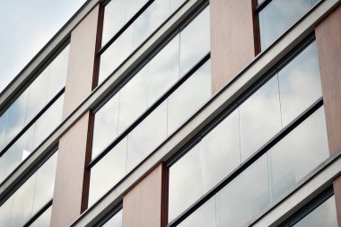 Çağdaş mimarinin soyut parçası, camdan ve betondan yapılmış duvarlar..